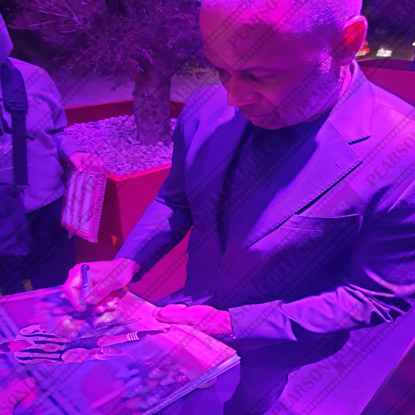 Les Ferdinand Signed Newcastle United 11x14'' Photo